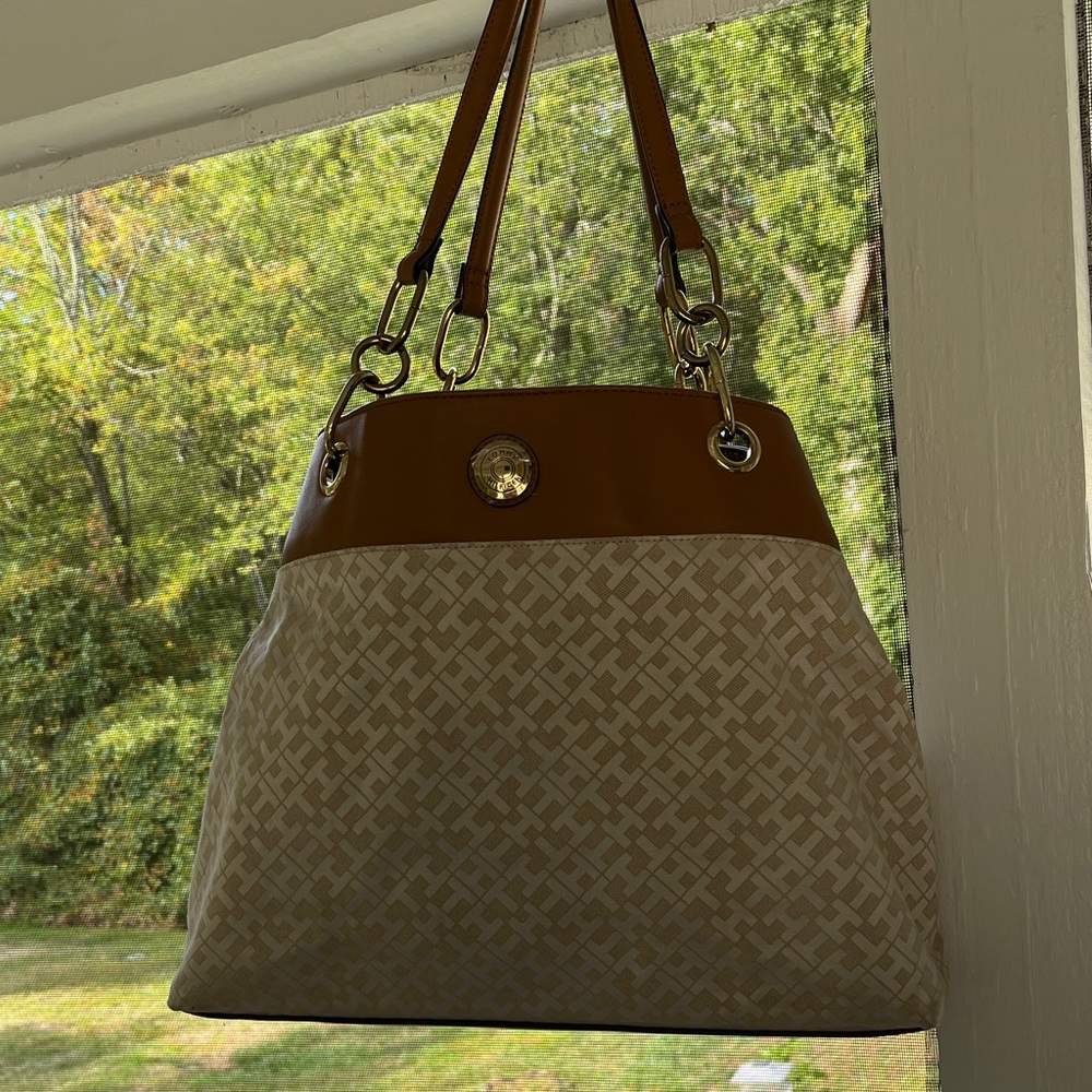 Tommy Hilfiger Tan and Cream Shoulder Bag EUC - Picture 2 of 8